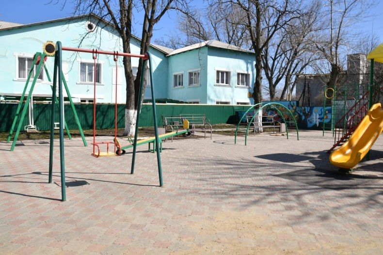 В Свердловском округе обновили детскую площадку у детского сада «Лютик» В Свердловском округе обновили детскую площадку у детского сада «Лютик»