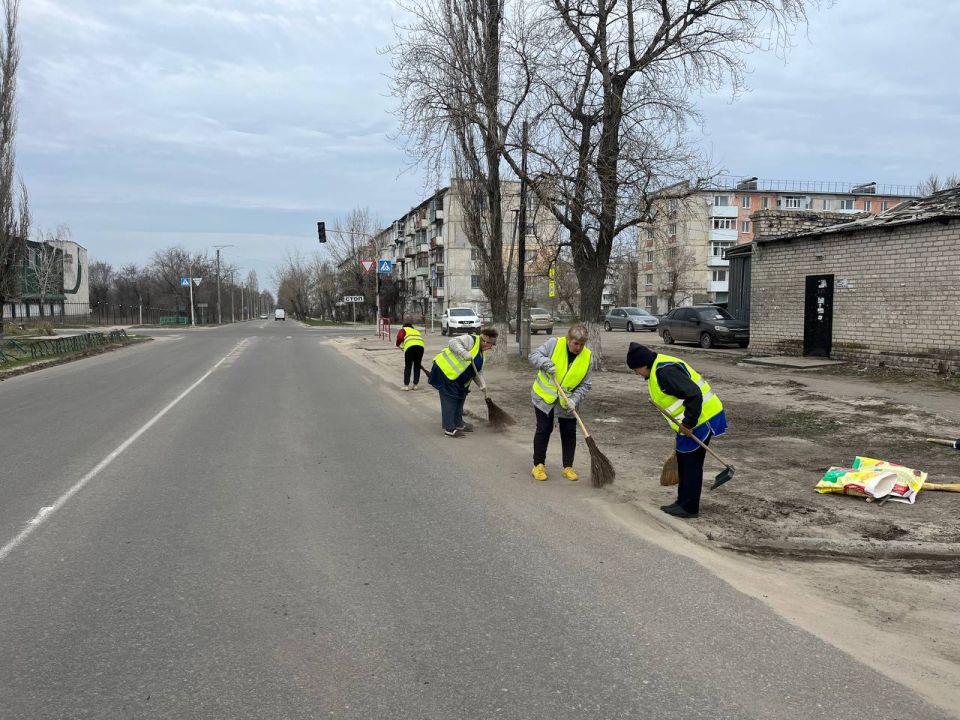 Работники МУП «Центральный рынок города Рубежное» активно участвовали в субботнике Работники МУП «Центральный рынок города Рубежное» активно участвовали в субботнике