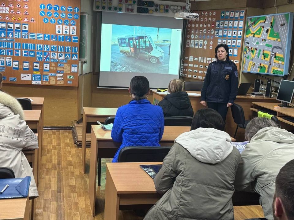 Автоинспекторы встретились с будущими водителями в Антраците, Свердловске и Краснодоне Автоинспекторы встретились с будущими водителями в Антраците, Свердловске и Краснодоне