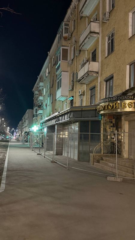 Все больше многоэтажек Луганска охватывает капитальный ремонт крыш: рядом с домом №67 на Советской леса появились еще у трех подряд Все больше многоэтажек Луганска охватывает капитальный ремонт крыш: рядом с домом №67 на Советской леса появились еще у трех подряд