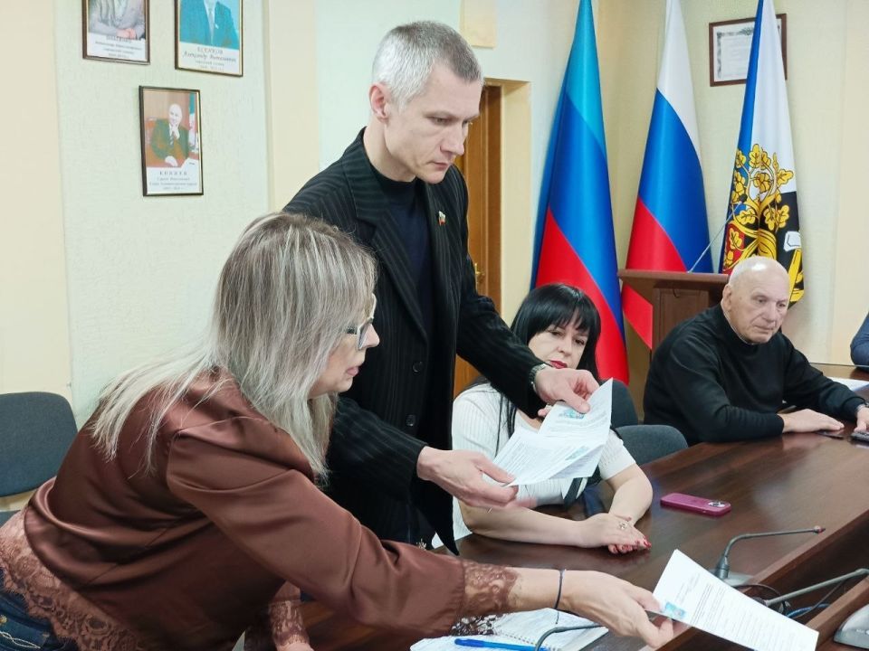 Сегодня под председательством Главы городского округа город Ровеньки Андрея Рубанцова прошло заседание общественной комиссии по организации и проведению голосования по отбору территорий, подлежащих благоустройству в рамках... Сегодня под председательством Главы городского округа город Ровеньки Андрея Рубанцова прошло заседание общественной комиссии по организации и проведению голосования по отбору территорий, подлежащих благоустройству в рамках...
