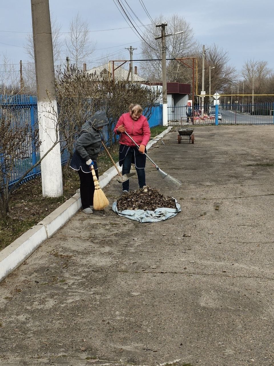 26 марта коллектив Станично-Луганской средней школы имени Грекова П. М. дружно вышел на общешкольную акцию «Чистый двор» 26 марта коллектив Станично-Луганской средней школы имени Грекова П. М. дружно вышел на общешкольную акцию «Чистый двор»