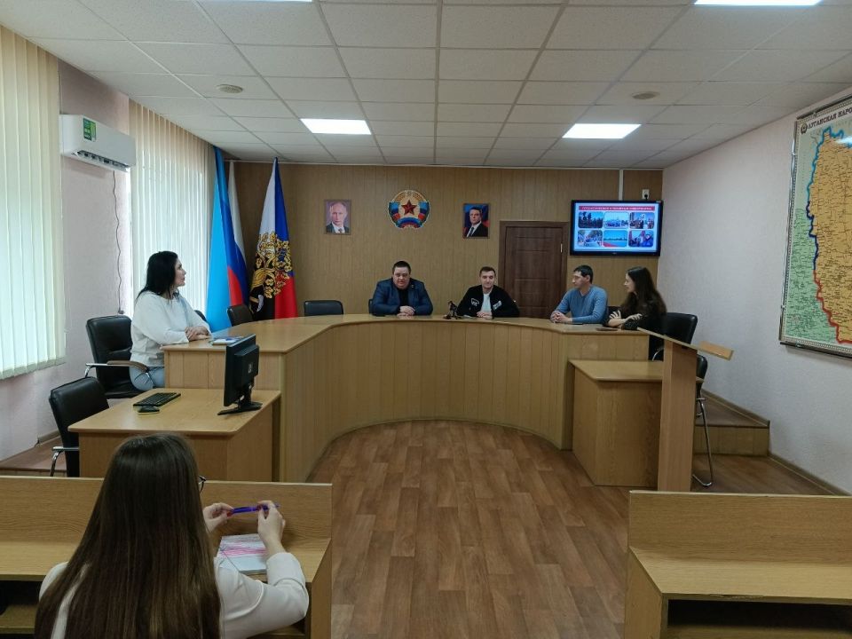 Сегодня в Администрации городского округа город Ровеньки состоялась встреча активной молодёжи с участником СВО, депутатом Народного Совета ЛНР и руководителем регионального штаба «Молодая Гвардия Единой России» Андреем... Сегодня в Администрации городского округа город Ровеньки состоялась встреча активной молодёжи с участником СВО, депутатом Народного Совета ЛНР и руководителем регионального штаба «Молодая Гвардия Единой России» Андреем...
