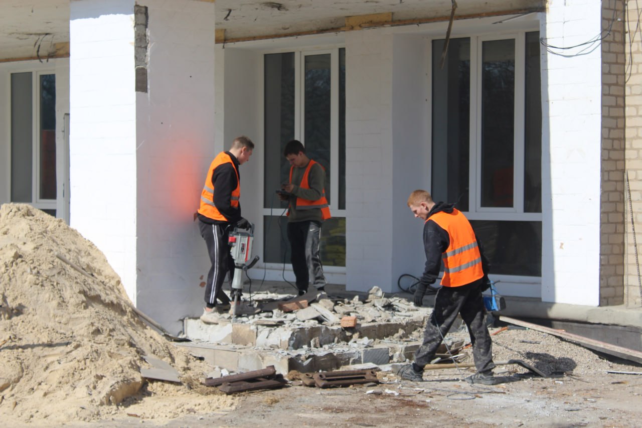 В Зимогорье ремонтируют среднюю школу В Зимогорье ремонтируют среднюю школу