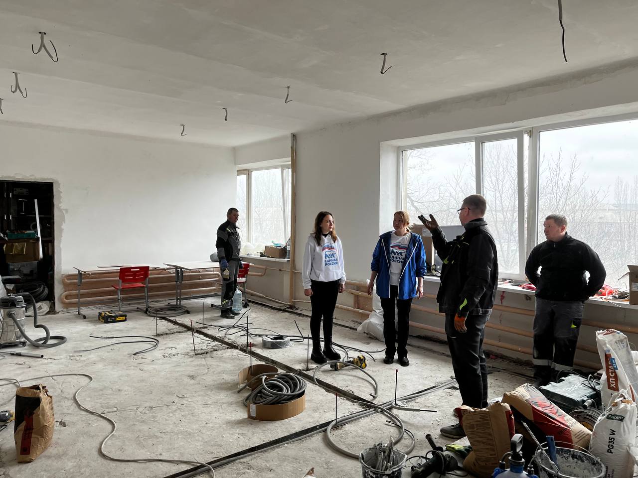 В Лутугинской средней школе №1 проинспектировали ход капремонта кабинета физики по Народной программе «Единой России»