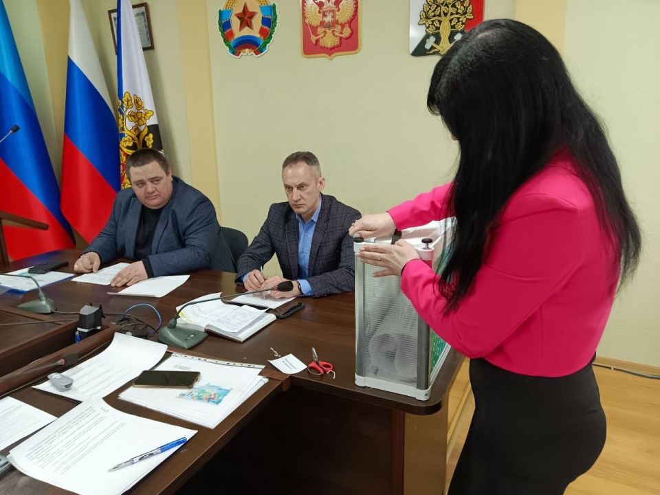 Сегодня под председательством Главы городского округа город Ровеньки Андрея Рубанцова прошло заседание общественной комиссии по организации и проведению голосования по отбору территорий, подлежащих благоустройству в рамках... Сегодня под председательством Главы городского округа город Ровеньки Андрея Рубанцова прошло заседание общественной комиссии по организации и проведению голосования по отбору территорий, подлежащих благоустройству в рамках...