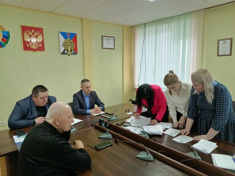 Сегодня под председательством Главы городского округа город Ровеньки Андрея Рубанцова прошло заседание общественной комиссии по организации и проведению голосования по отбору территорий, подлежащих благоустройству в рамках... Сегодня под председательством Главы городского округа город Ровеньки Андрея Рубанцова прошло заседание общественной комиссии по организации и проведению голосования по отбору территорий, подлежащих благоустройству в рамках...
