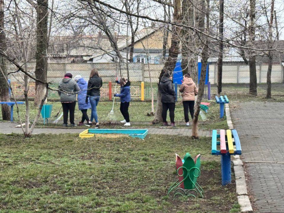 Субботник на центральной площади пгт Дзержинский в рамках проекта «Чистая страна»! Субботник на центральной площади пгт Дзержинский в рамках проекта «Чистая страна»!