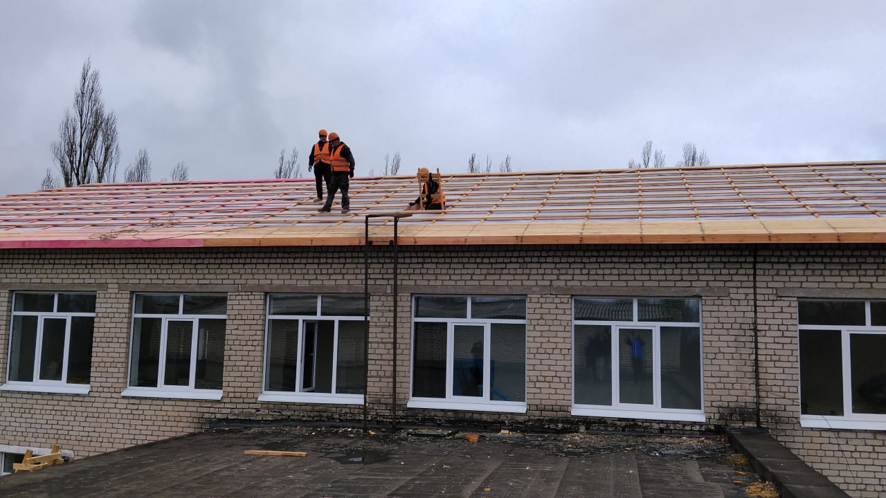 В пгт Центральный восстанавливают школу после обстрела В пгт Центральный восстанавливают школу после обстрела