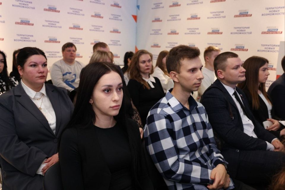 Молодежный парламент ЛНР запускает масштабные проекты и усиливает работу в муниципалитетах Молодежный парламент ЛНР запускает масштабные проекты и усиливает работу в муниципалитетах