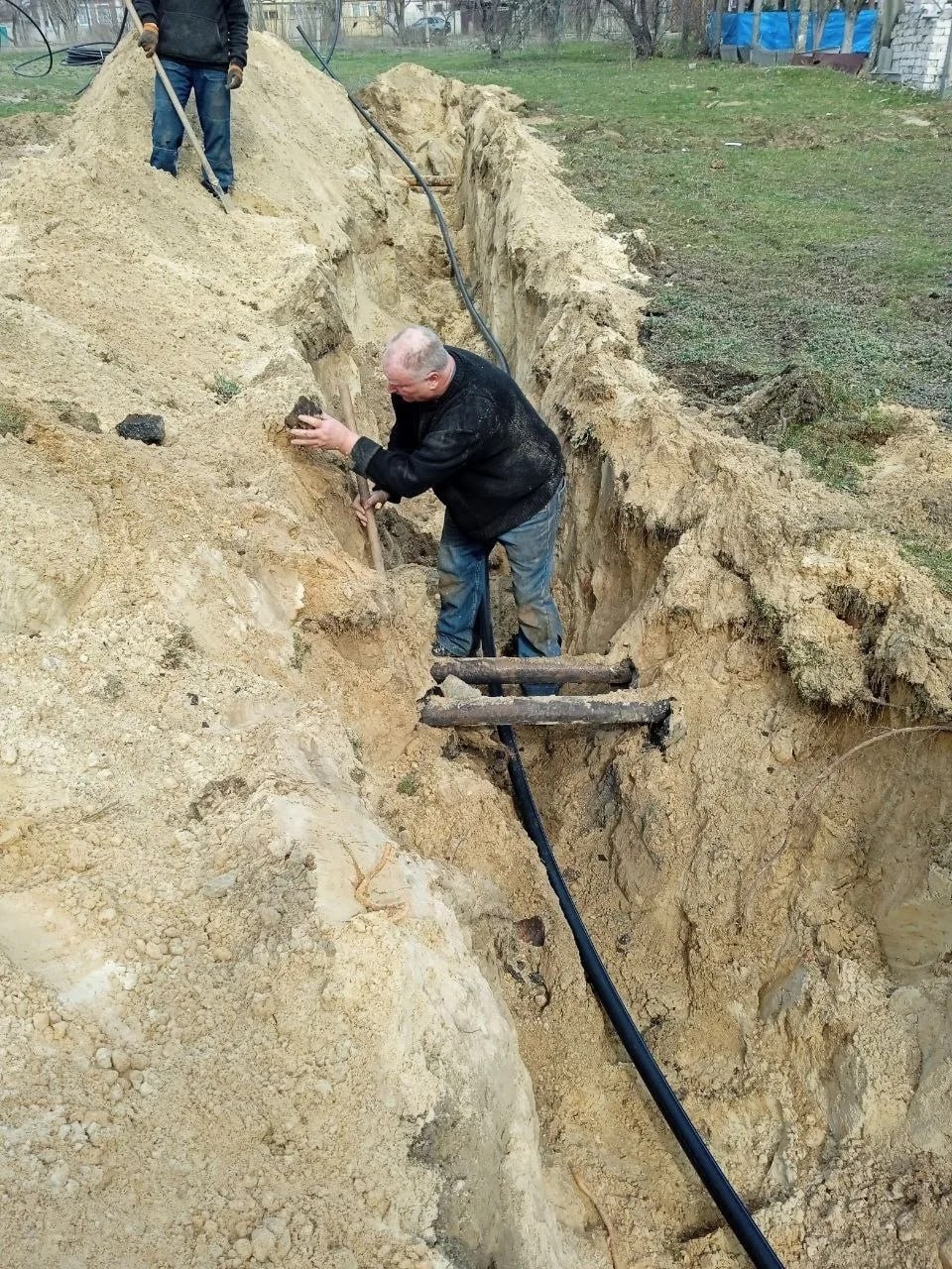В Станице Луганской специалисты ГУП ЛНР "Лугансквода" проводят замену участка водовода