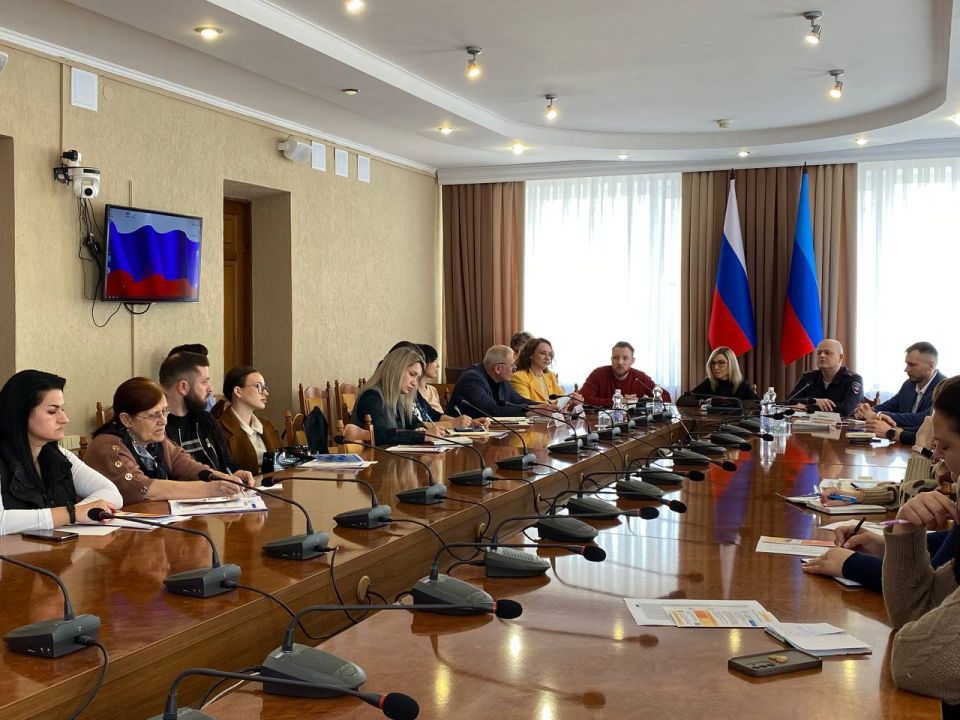 В Луганске обсудили вопросы развития гостиничного бизнеса и участие республики в форуме «Путешествуй!» В Луганске обсудили вопросы развития гостиничного бизнеса и участие республики в форуме «Путешествуй!»