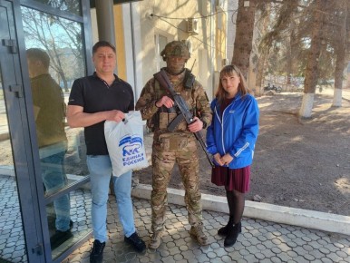 Член партии "Единая Россия" первичного отделения №4 города Кременная, Людмила Ляшенко, и сторонник партии Владимир Запорожец, передали необходимые средства для участников специальной военной операции