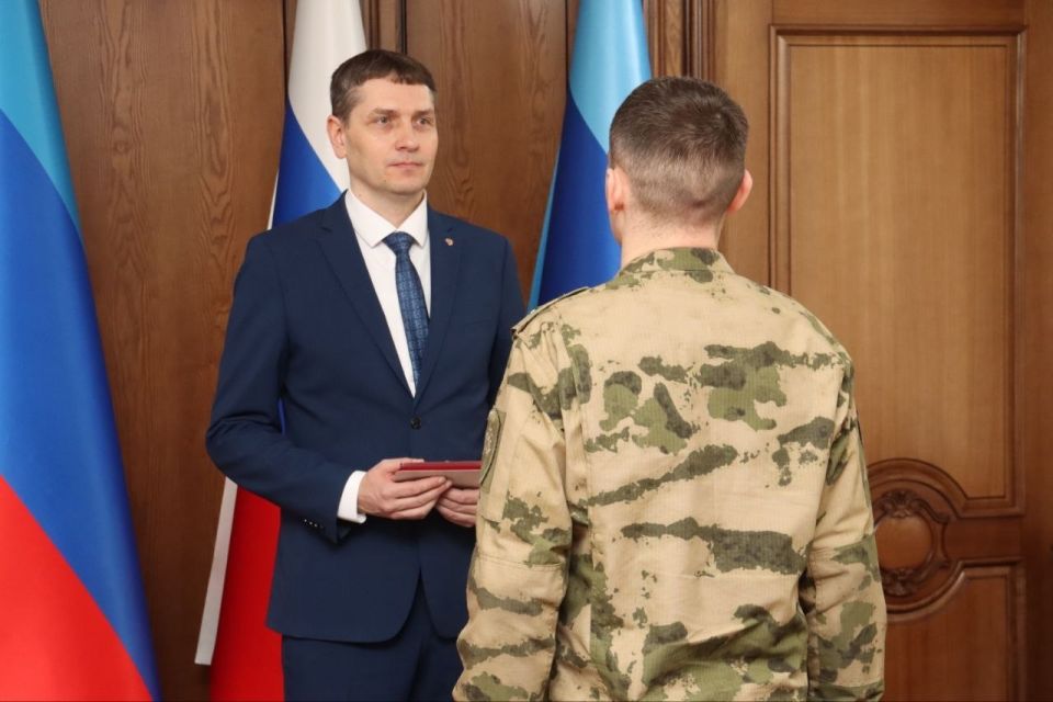 Глава ЛНР наградил росгвардейцев Глава ЛНР наградил росгвардейцев