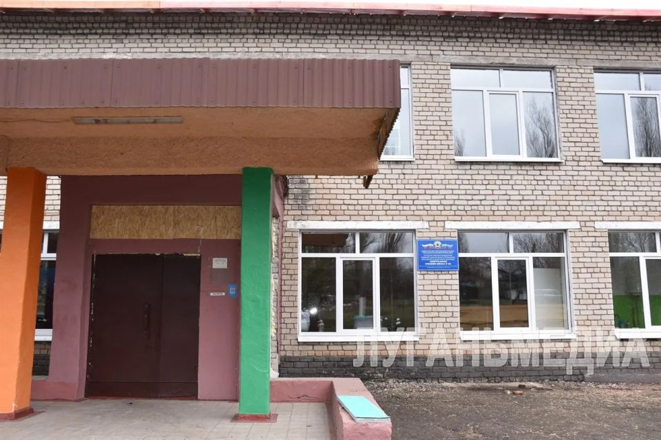 В Перевальском муниципальном округе восстанавливают Центральную школу № 25 после обстрела В Перевальском муниципальном округе восстанавливают Центральную школу № 25 после обстрела