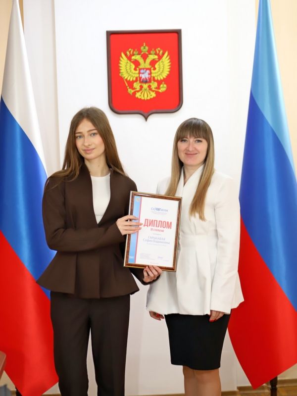 Председатель Избиркома ЛНР вручила диплом финалисту Всероссийской олимпиады «Софиум» Председатель Избиркома ЛНР вручила диплом финалисту Всероссийской олимпиады «Софиум»