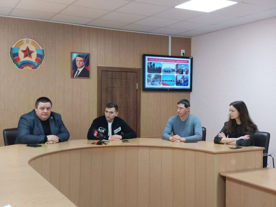 Сегодня в Администрации городского округа город Ровеньки состоялась встреча активной молодёжи с участником СВО, депутатом Народного Совета ЛНР и руководителем регионального штаба «Молодая Гвардия Единой России» Андреем... Сегодня в Администрации городского округа город Ровеньки состоялась встреча активной молодёжи с участником СВО, депутатом Народного Совета ЛНР и руководителем регионального штаба «Молодая Гвардия Единой России» Андреем...