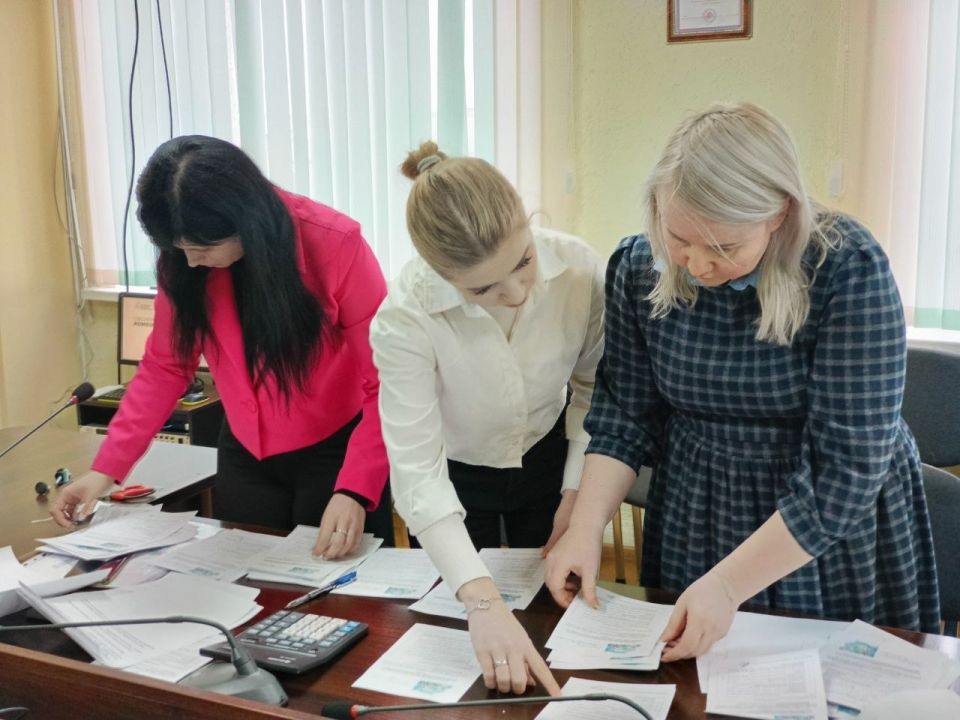 Сегодня под председательством Главы городского округа город Ровеньки Андрея Рубанцова прошло заседание общественной комиссии по организации и проведению голосования по отбору территорий, подлежащих благоустройству в рамках... Сегодня под председательством Главы городского округа город Ровеньки Андрея Рубанцова прошло заседание общественной комиссии по организации и проведению голосования по отбору территорий, подлежащих благоустройству в рамках...
