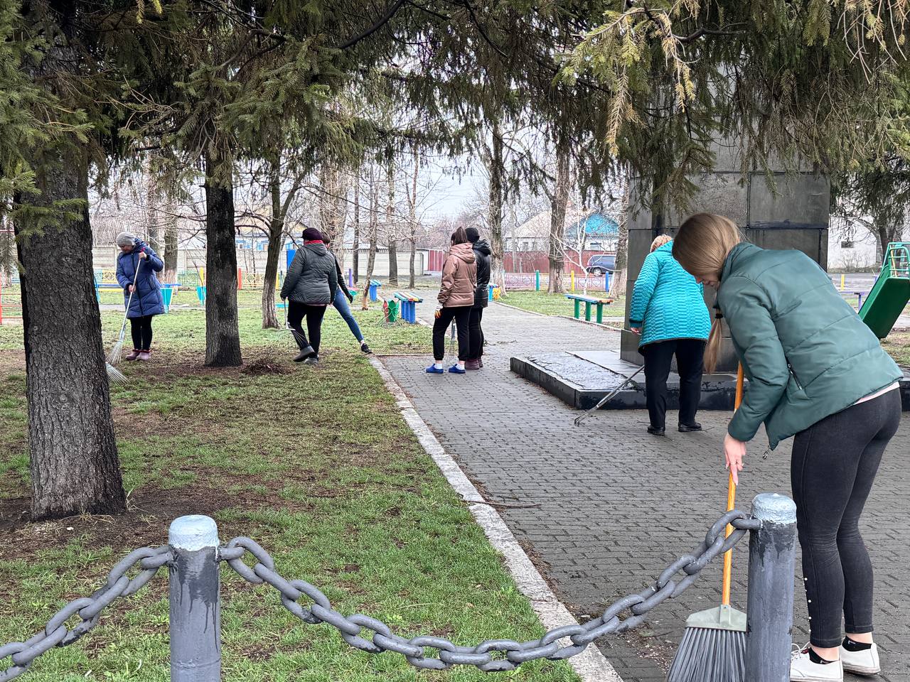 Андрей Рубанцов: Субботник на центральной площади пгт Дзержинский в рамках проекта «Чистая страна»! Андрей Рубанцов: Субботник на центральной площади пгт Дзержинский в рамках проекта «Чистая страна»!