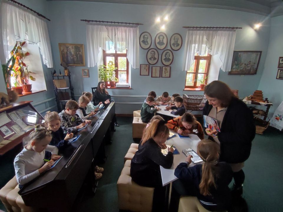 В мемориальном музее Бориса Гринченко прошел мастер класс «Душа народа в его ремеслах» В мемориальном музее Бориса Гринченко прошел мастер класс «Душа народа в его ремеслах»