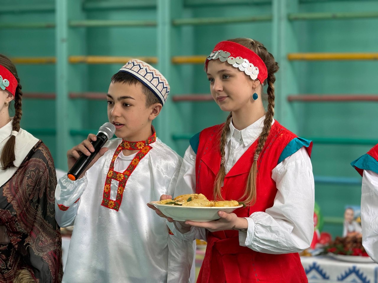 В стахановской школе провели фестиваль народов России В стахановской школе провели фестиваль народов России