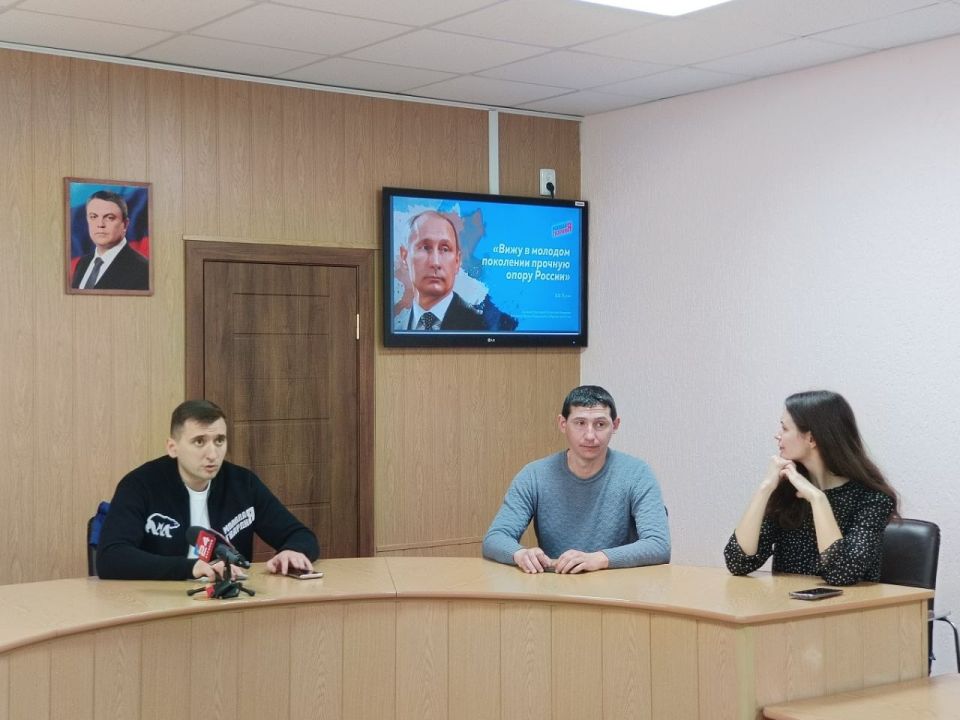 Сегодня в Администрации городского округа город Ровеньки состоялась встреча активной молодёжи с участником СВО, депутатом Народного Совета ЛНР и руководителем регионального штаба «Молодая Гвардия Единой России» Андреем... Сегодня в Администрации городского округа город Ровеньки состоялась встреча активной молодёжи с участником СВО, депутатом Народного Совета ЛНР и руководителем регионального штаба «Молодая Гвардия Единой России» Андреем...