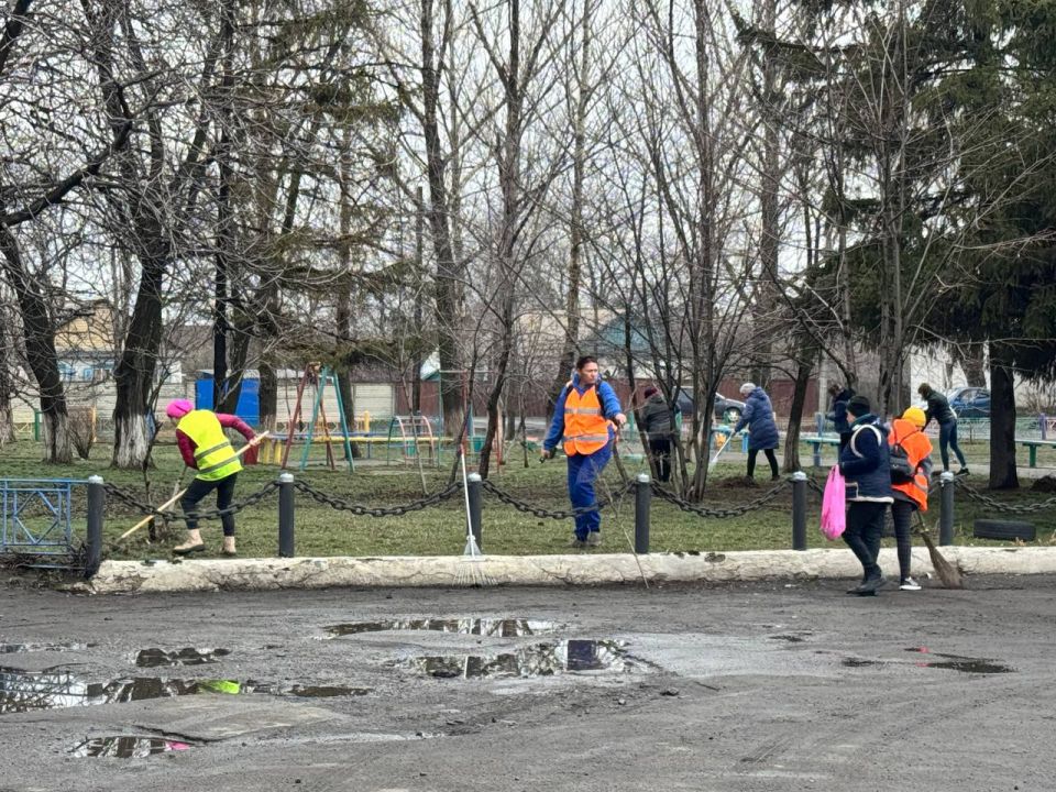 Субботник на центральной площади пгт Дзержинский в рамках проекта «Чистая страна»! Субботник на центральной площади пгт Дзержинский в рамках проекта «Чистая страна»!
