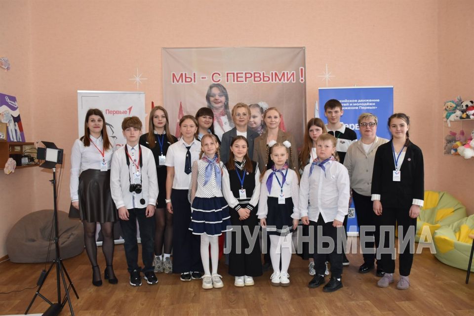 Первый заместитель руководителя Администрации Главы ЛНР Анна Рослякова провела встречу с активистами Кировского школьного медиацентра «Мы с первыми» Первый заместитель руководителя Администрации Главы ЛНР Анна Рослякова провела встречу с активистами Кировского школьного медиацентра «Мы с первыми»
