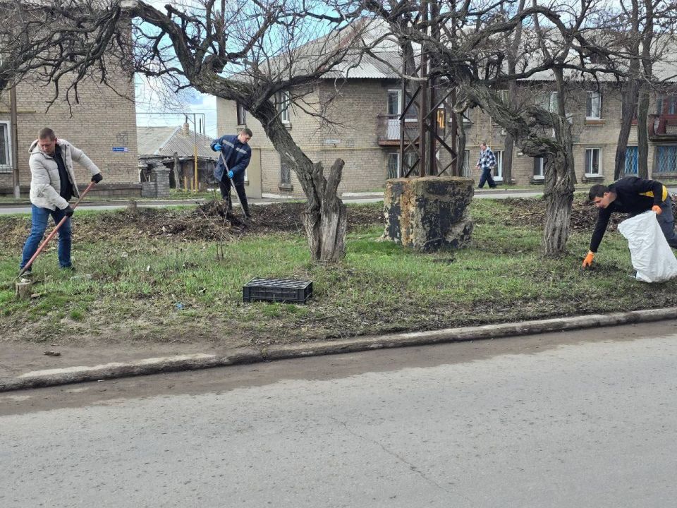 К наведению порядка на улицах города присоединились сотрудники МУП «Горсвет», МУП «ДЭРСУ», МУП «ГРС», а также работники МЧС К наведению порядка на улицах города присоединились сотрудники МУП «Горсвет», МУП «ДЭРСУ», МУП «ГРС», а также работники МЧС