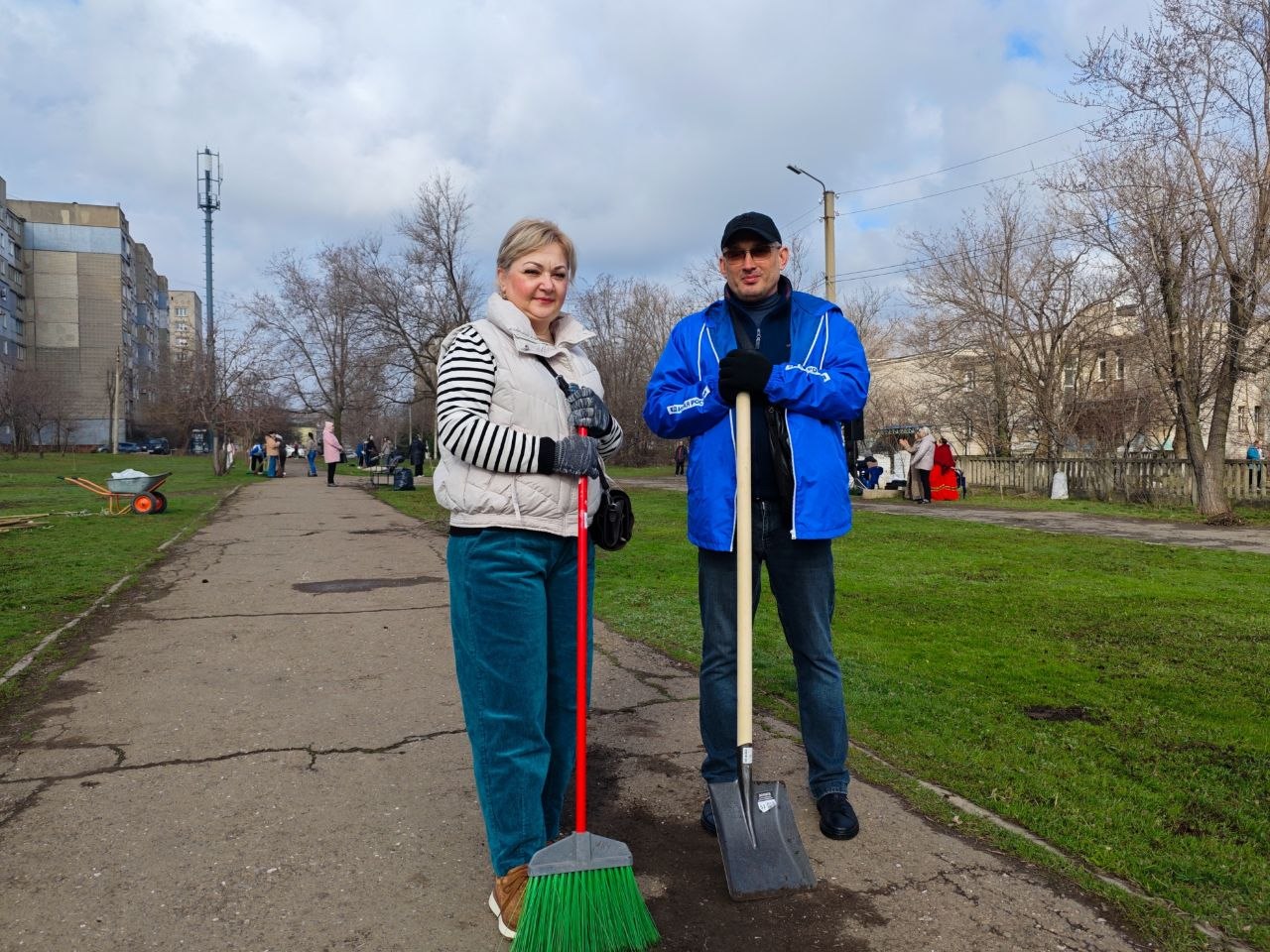 Светлана Гребенькова: Алчевск наводит порядок: дан старт весенним субботникам «День двора» Светлана Гребенькова: Алчевск наводит порядок: дан старт весенним субботникам «День двора»