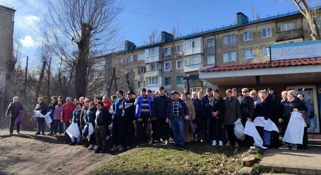 Активное участие в общегородском субботнике приняли коллективы образовательных учреждений Красного Луча Активное участие в общегородском субботнике приняли коллективы образовательных учреждений Красного Луча