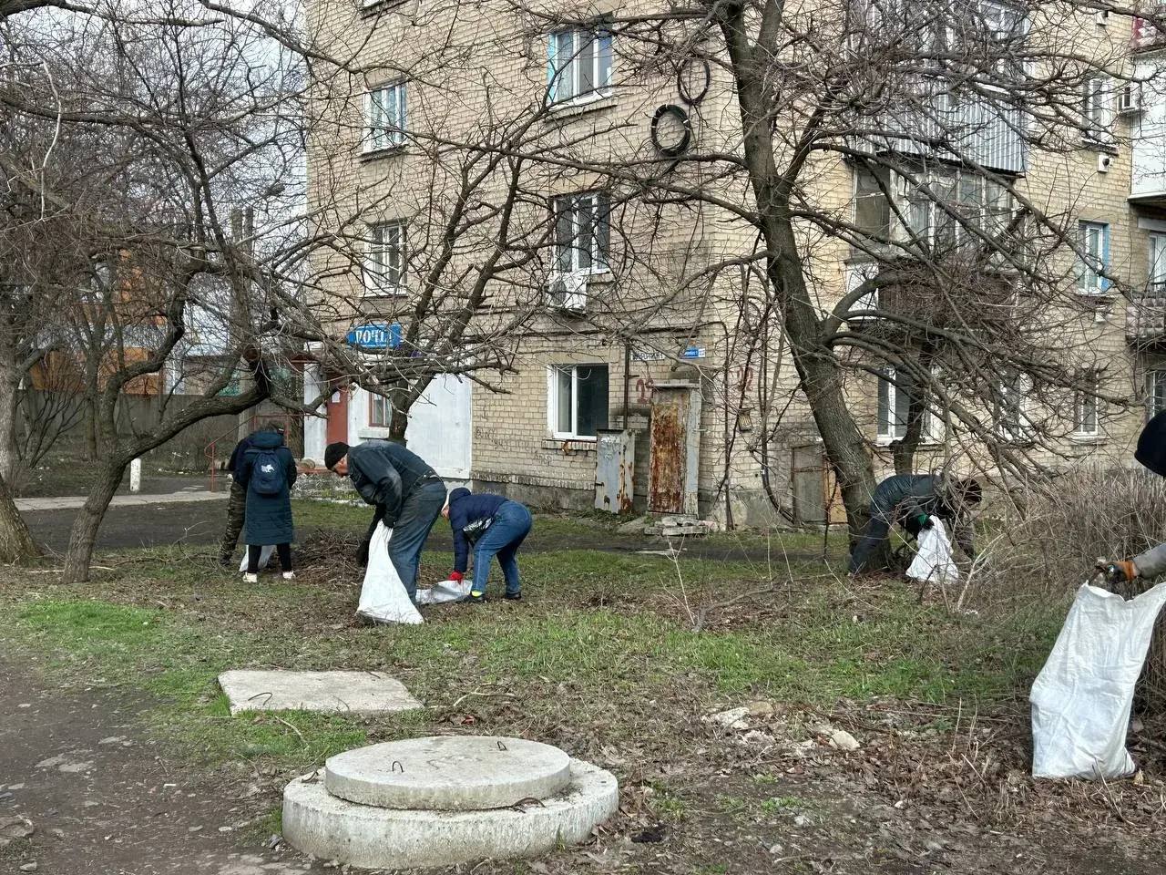 Активное участие в общегородском субботнике приняли коллективы образовательных учреждений Красного Луча Активное участие в общегородском субботнике приняли коллективы образовательных учреждений Красного Луча