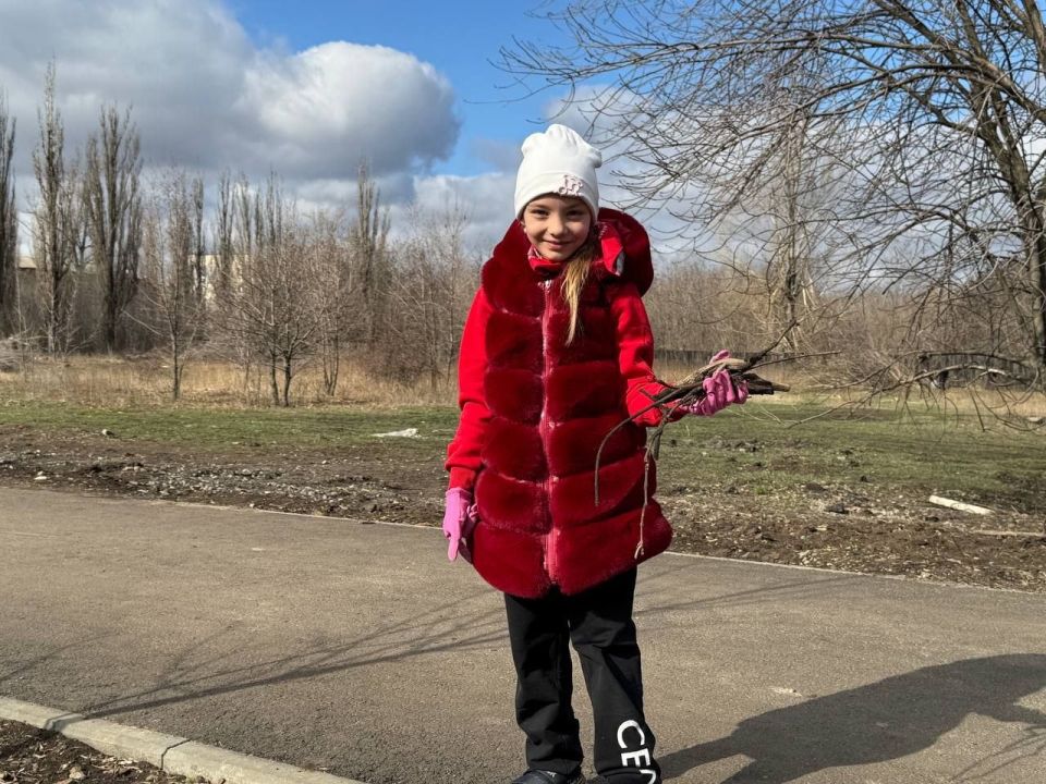 Сегодня сотрудники администрации, межрайонной инспекции Федеральной налоговой службы , депутаты горсовета, активисты «Единой России» и волонтеры Победы вышли на уборку парковой зоны 2–3 микрорайонов Сегодня сотрудники администрации, межрайонной инспекции Федеральной налоговой службы , депутаты горсовета, активисты «Единой России» и волонтеры Победы вышли на уборку парковой зоны 2–3 микрорайонов