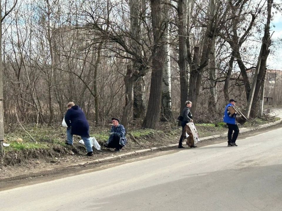Коллектив филиала №13 Республиканского центра социальной защиты населения внес свой вклад в благоустройство города.Они навели порядок на улице Новой и прилегающей территории физкультурно-оздоровительного комплекса Коллектив филиала №13 Республиканского центра социальной защиты населения внес свой вклад в благоустройство города.Они навели порядок на улице Новой и прилегающей территории физкультурно-оздоровительного комплекса