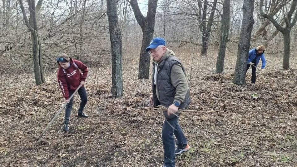 Сегодня сотрудники администрации, межрайонной инспекции Федеральной налоговой службы , депутаты горсовета, активисты «Единой России» и волонтеры Победы вышли на уборку парковой зоны 2–3 микрорайонов Сегодня сотрудники администрации, межрайонной инспекции Федеральной налоговой службы , депутаты горсовета, активисты «Единой России» и волонтеры Победы вышли на уборку парковой зоны 2–3 микрорайонов