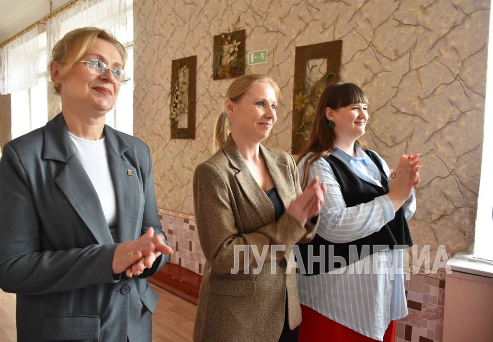 Первый заместитель руководителя Администрации Главы ЛНР Анна Рослякова провела встречу с активистами Кировского школьного медиацентра «Мы с первыми» Первый заместитель руководителя Администрации Главы ЛНР Анна Рослякова провела встречу с активистами Кировского школьного медиацентра «Мы с первыми»