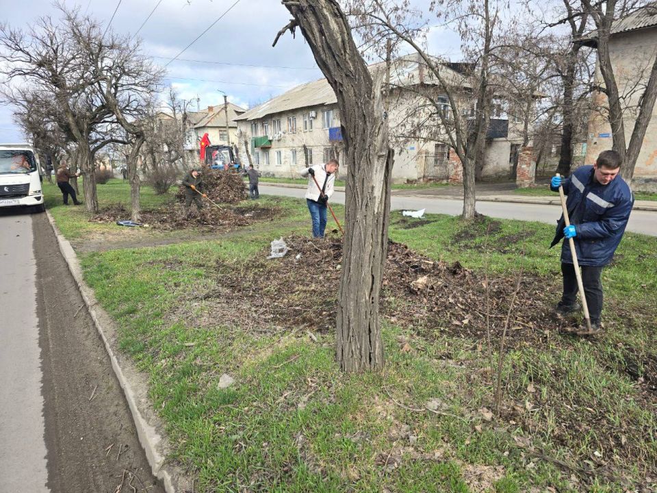 К наведению порядка на улицах города присоединились сотрудники МУП «Горсвет», МУП «ДЭРСУ», МУП «ГРС», а также работники МЧС К наведению порядка на улицах города присоединились сотрудники МУП «Горсвет», МУП «ДЭРСУ», МУП «ГРС», а также работники МЧС