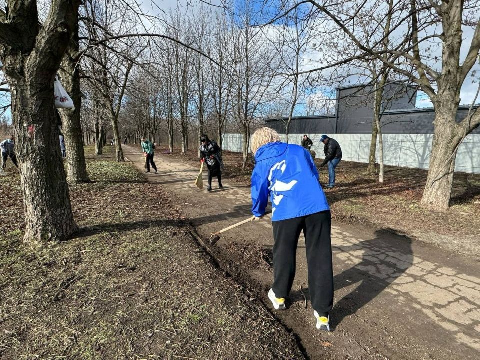 Сегодня сотрудники администрации, межрайонной инспекции Федеральной налоговой службы , депутаты горсовета, активисты «Единой России» и волонтеры Победы вышли на уборку парковой зоны 2–3 микрорайонов Сегодня сотрудники администрации, межрайонной инспекции Федеральной налоговой службы , депутаты горсовета, активисты «Единой России» и волонтеры Победы вышли на уборку парковой зоны 2–3 микрорайонов