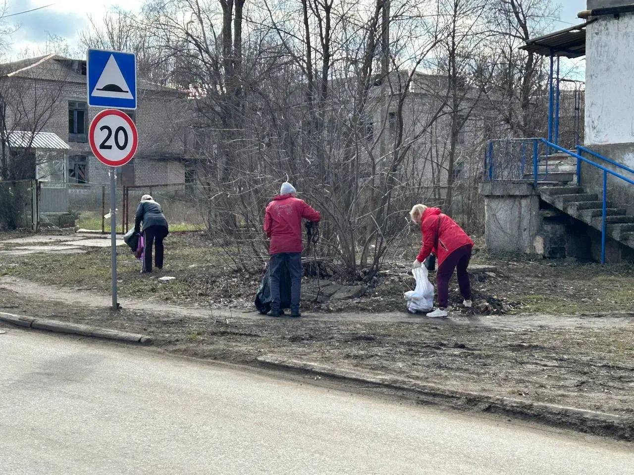 Активное участие в общегородском субботнике приняли коллективы образовательных учреждений Красного Луча Активное участие в общегородском субботнике приняли коллективы образовательных учреждений Красного Луча