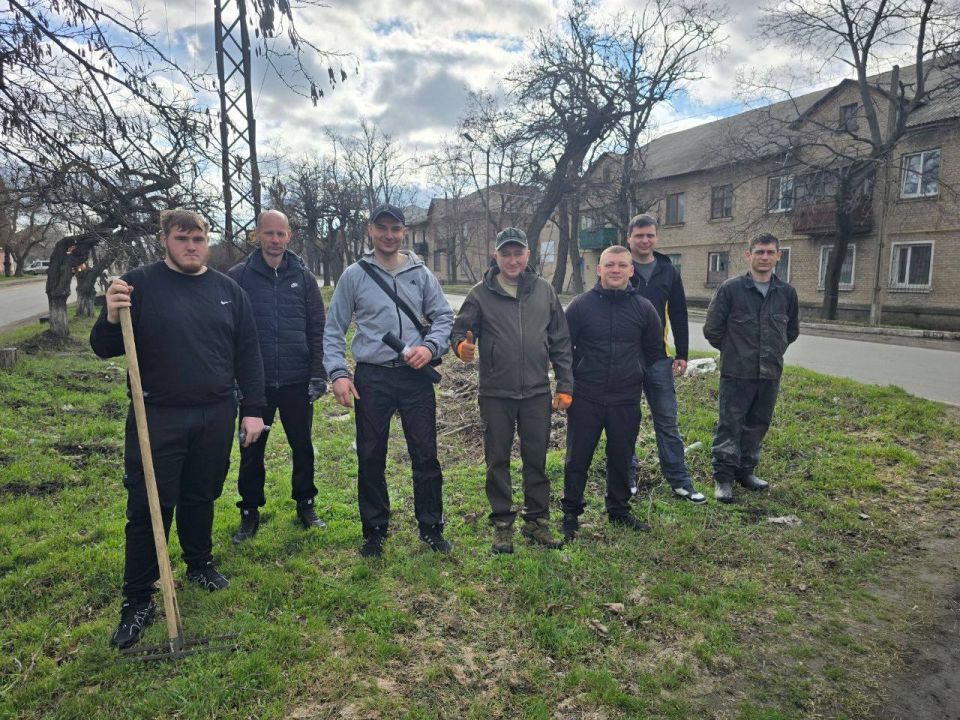 К наведению порядка на улицах города присоединились сотрудники МУП «Горсвет», МУП «ДЭРСУ», МУП «ГРС», а также работники МЧС К наведению порядка на улицах города присоединились сотрудники МУП «Горсвет», МУП «ДЭРСУ», МУП «ГРС», а также работники МЧС