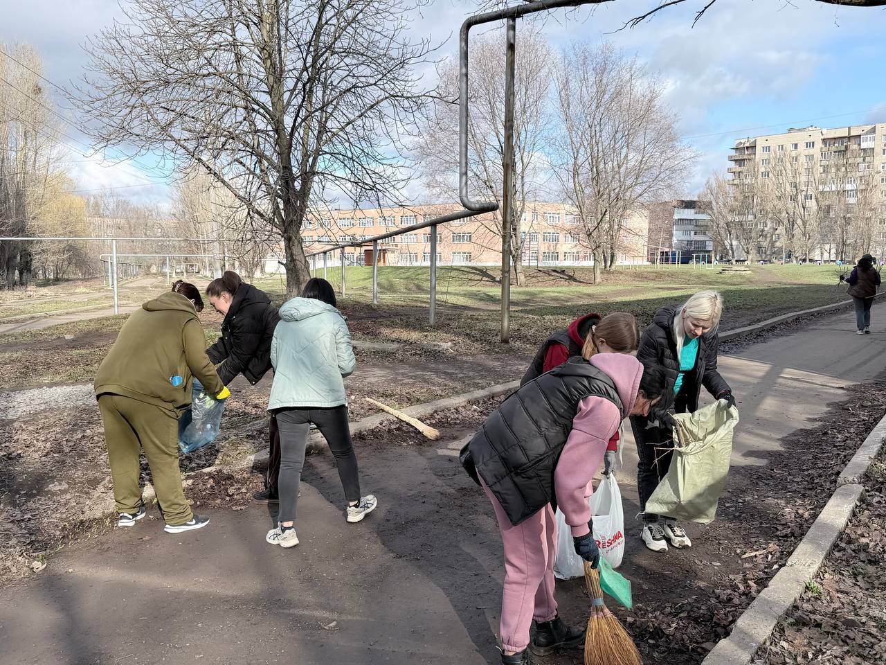 Активное участие в общегородском субботнике приняли коллективы образовательных учреждений Красного Луча Активное участие в общегородском субботнике приняли коллективы образовательных учреждений Красного Луча