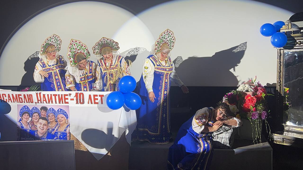 В Суходольском ДК имени Олега Кошевого состоялась премьера спектакля «Баба Шанель» — яркой комедии Николая Коляды, приуроченной ко Дню театра В Суходольском ДК имени Олега Кошевого состоялась премьера спектакля «Баба Шанель» — яркой комедии Николая Коляды, приуроченной ко Дню театра