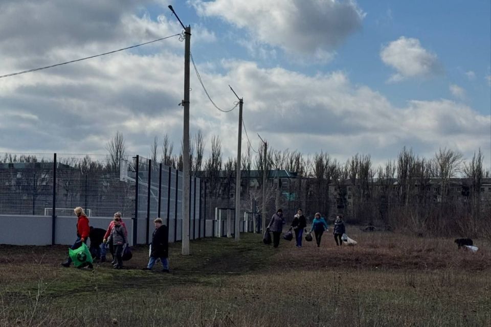 Коллектив филиала №13 Республиканского центра социальной защиты населения внес свой вклад в благоустройство города.Они навели порядок на улице Новой и прилегающей территории физкультурно-оздоровительного комплекса Коллектив филиала №13 Республиканского центра социальной защиты населения внес свой вклад в благоустройство города.Они навели порядок на улице Новой и прилегающей территории физкультурно-оздоровительного комплекса