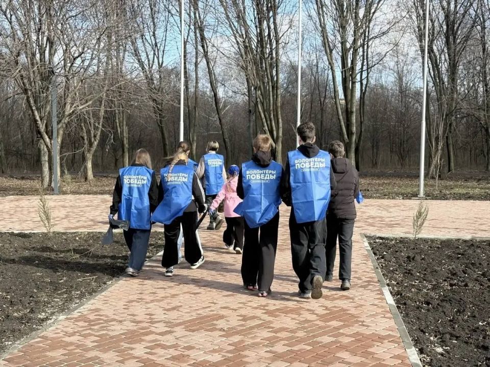 Сегодня сотрудники администрации, межрайонной инспекции Федеральной налоговой службы , депутаты горсовета, активисты «Единой России» и волонтеры Победы вышли на уборку парковой зоны 2–3 микрорайонов Сегодня сотрудники администрации, межрайонной инспекции Федеральной налоговой службы , депутаты горсовета, активисты «Единой России» и волонтеры Победы вышли на уборку парковой зоны 2–3 микрорайонов