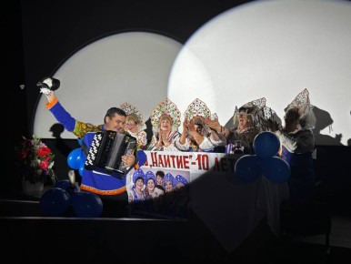 В Суходольском ДК имени Олега Кошевого состоялась премьера спектакля «Баба Шанель» — яркой комедии Николая Коляды, приуроченной ко Дню театра