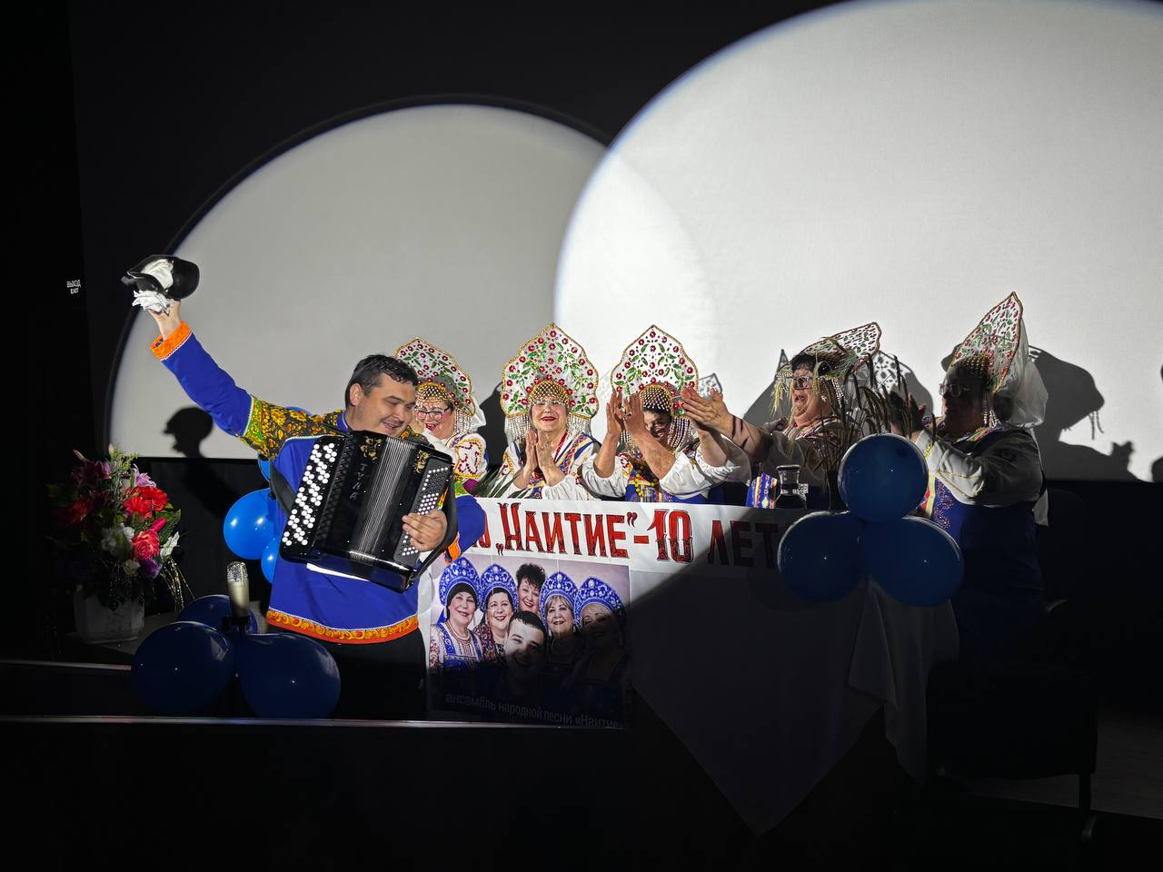 В Суходольском ДК имени Олега Кошевого состоялась премьера спектакля «Баба Шанель» — яркой комедии Николая Коляды, приуроченной ко Дню театра