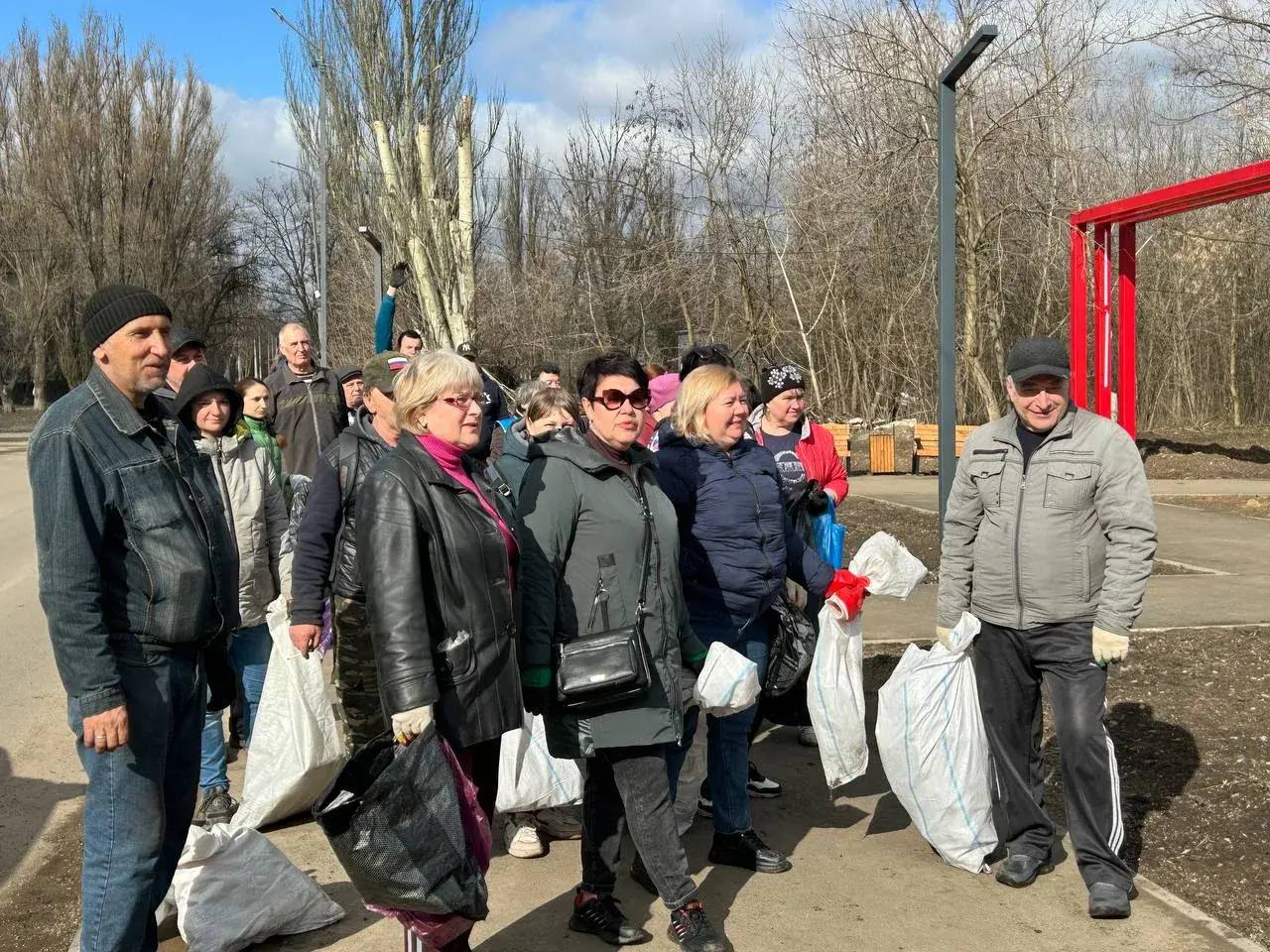 Активное участие в общегородском субботнике приняли коллективы образовательных учреждений Красного Луча Активное участие в общегородском субботнике приняли коллективы образовательных учреждений Красного Луча