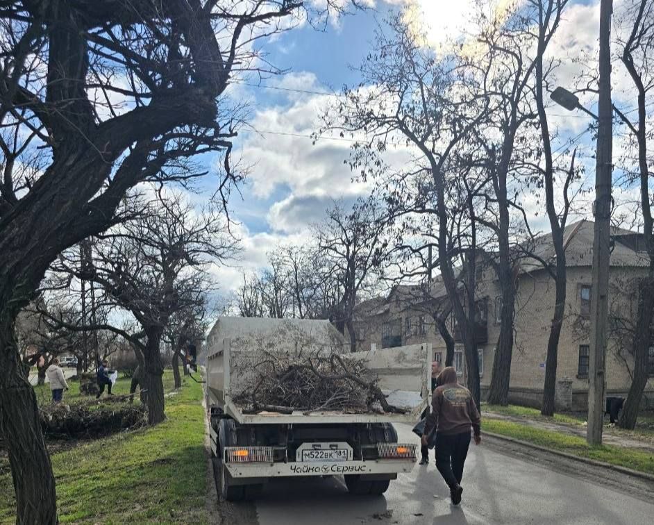 К наведению порядка на улицах города присоединились сотрудники МУП «Горсвет», МУП «ДЭРСУ», МУП «ГРС», а также работники МЧС К наведению порядка на улицах города присоединились сотрудники МУП «Горсвет», МУП «ДЭРСУ», МУП «ГРС», а также работники МЧС