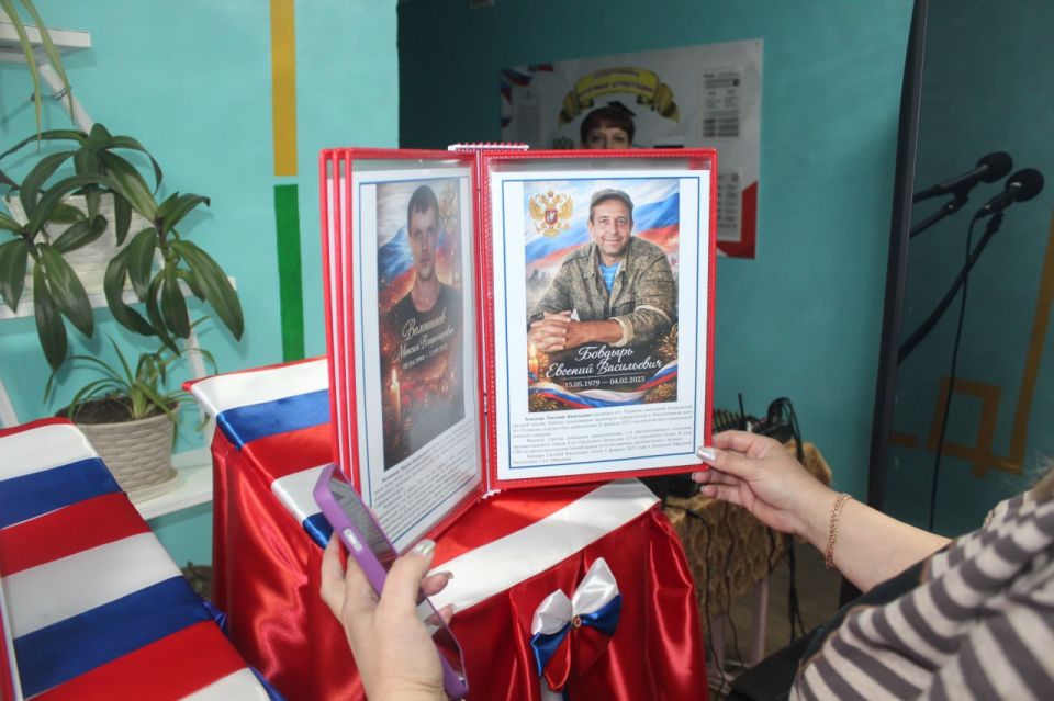 Парты Героя в Родаковской школе Парты Героя в Родаковской школе