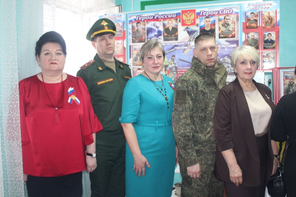 В рамках проекта «Новая школа» партии «Единая Россия» в Родаковской средней школе состоялось торжественное открытие пяти Парт Героя, Стенда и Книги Памяти участников специальной военной операции В рамках проекта «Новая школа» партии «Единая Россия» в Родаковской средней школе состоялось торжественное открытие пяти Парт Героя, Стенда и Книги Памяти участников специальной военной операции